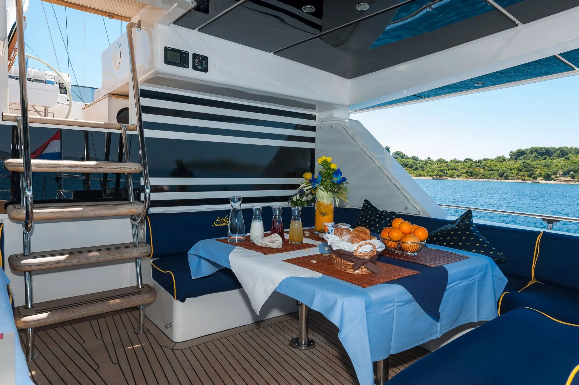 https://dev-api.arconyachts.com/storage/media/29987/conversions/354_2964667547-optimize.webp