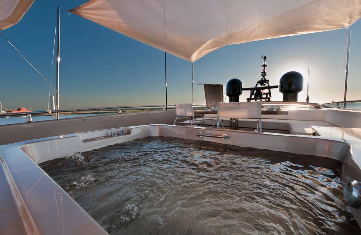https://dev-api.arconyachts.com/storage/media/30019/conversions/351_2428014041-optimize.webp