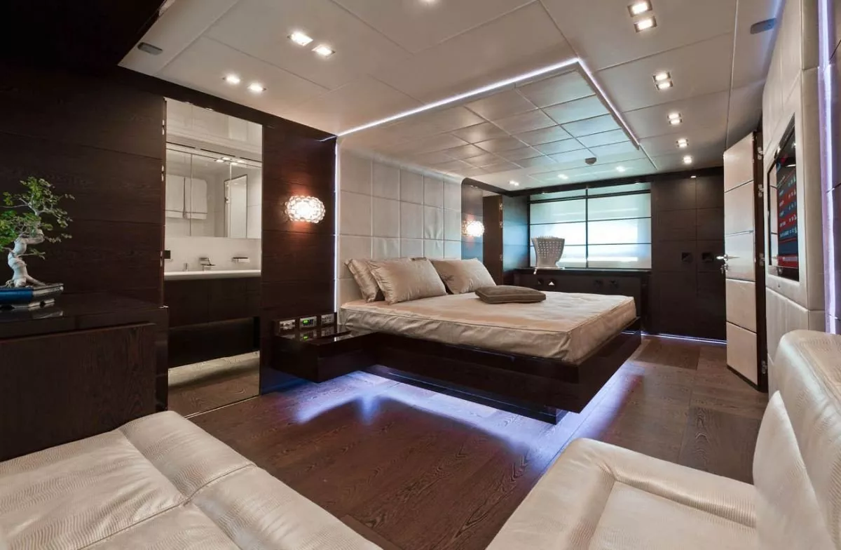 https://dev-api.arconyachts.com/storage/media/30024/conversions/351_3042454005-optimize.webp