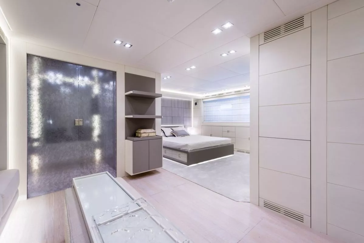 https://dev-api.arconyachts.com/storage/media/30035/conversions/351_0395769184-optimize.webp