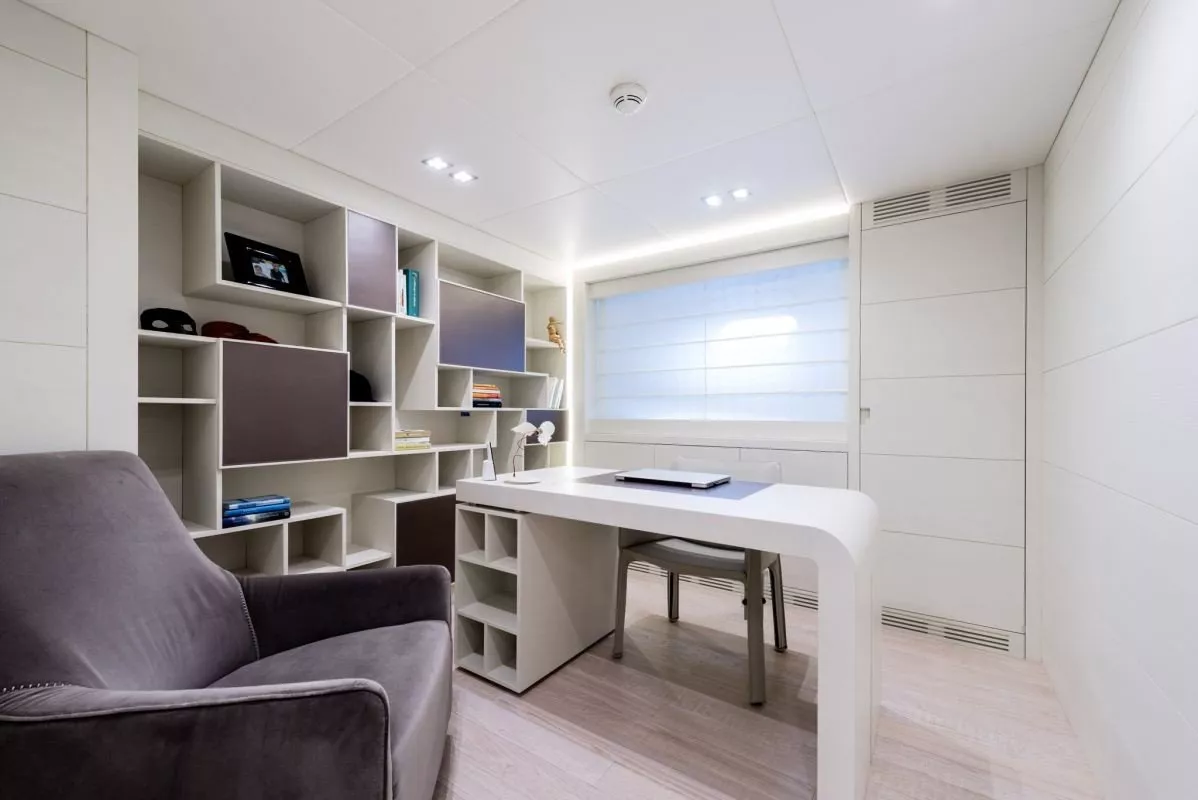 https://dev-api.arconyachts.com/storage/media/30036/conversions/351_3718424138-optimize.webp