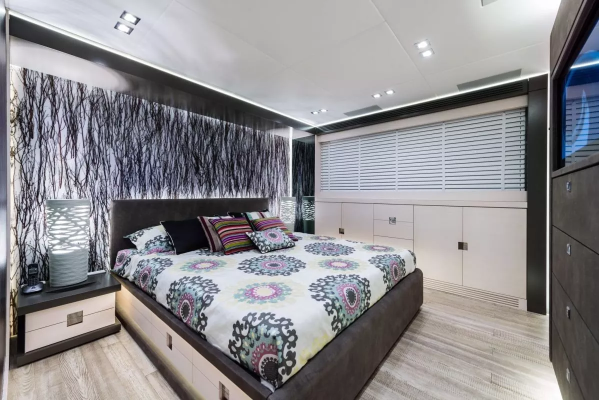 https://dev-api.arconyachts.com/storage/media/30044/conversions/351_0383217056-optimize.webp