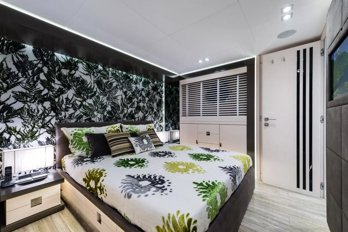 https://dev-api.arconyachts.com/storage/media/30046/conversions/351_3207475814-optimize.webp