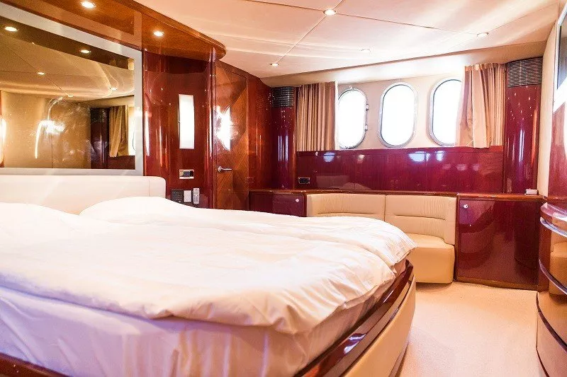 https://dev-api.arconyachts.com/storage/media/30058/conversions/350_6827736558-optimize.webp