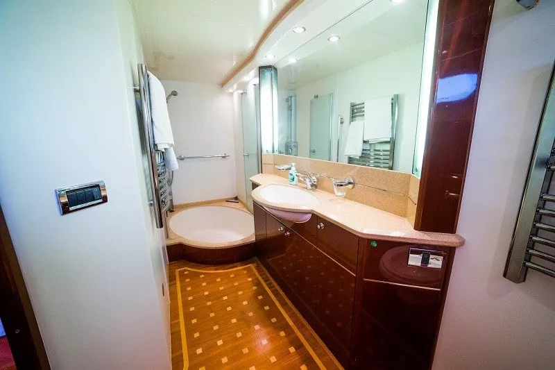https://dev-api.arconyachts.com/storage/media/30059/conversions/350_2677064606-optimize.webp
