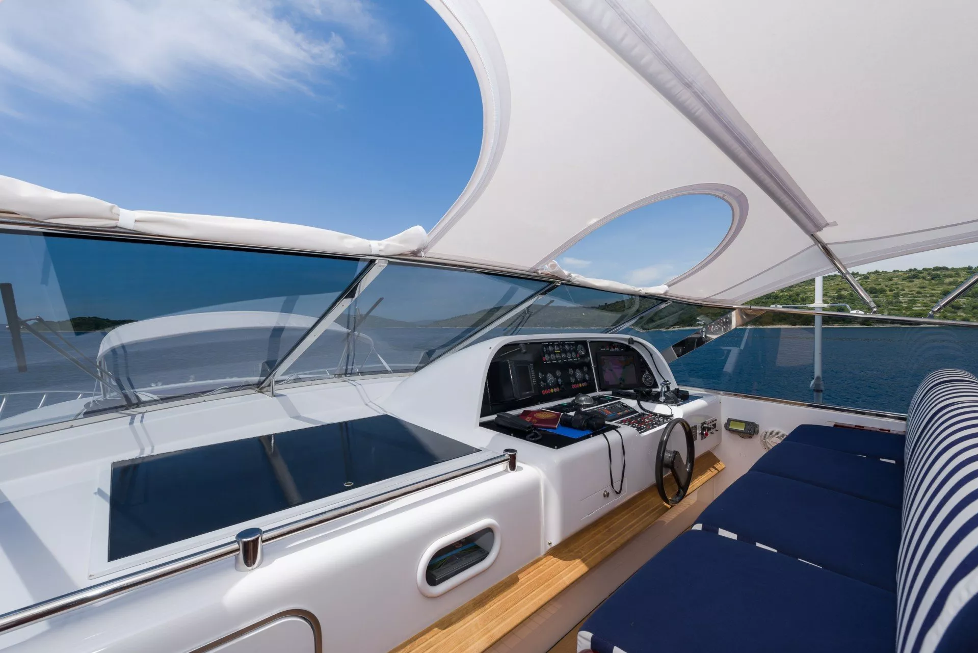https://dev-api.arconyachts.com/storage/media/30090/conversions/348_1317893908-optimize.webp