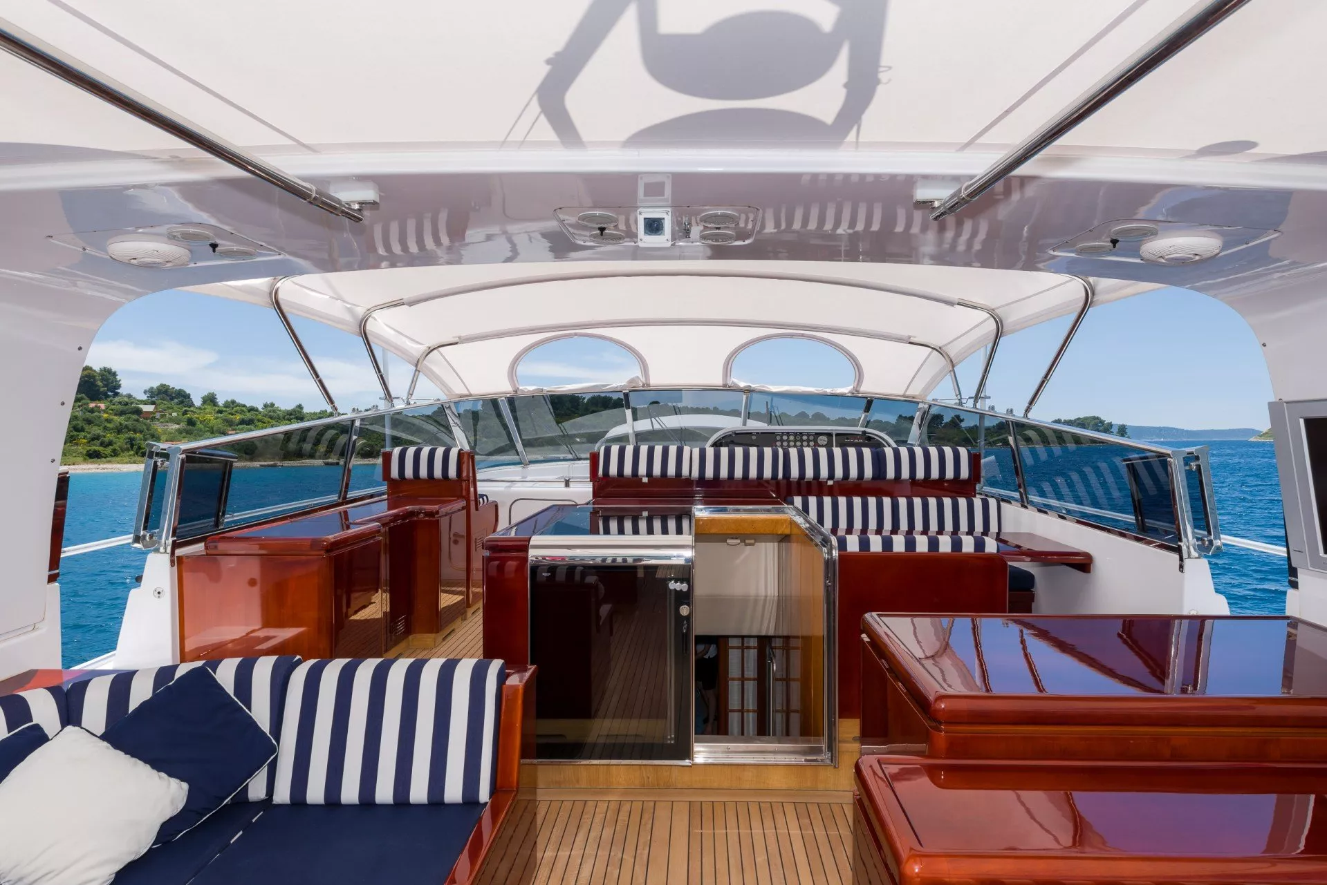 https://dev-api.arconyachts.com/storage/media/30092/conversions/348_8096722084-optimize.webp