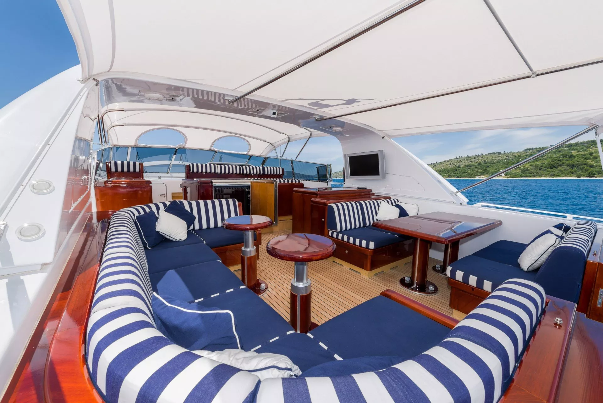 https://dev-api.arconyachts.com/storage/media/30094/conversions/348_6507920747-optimize.webp