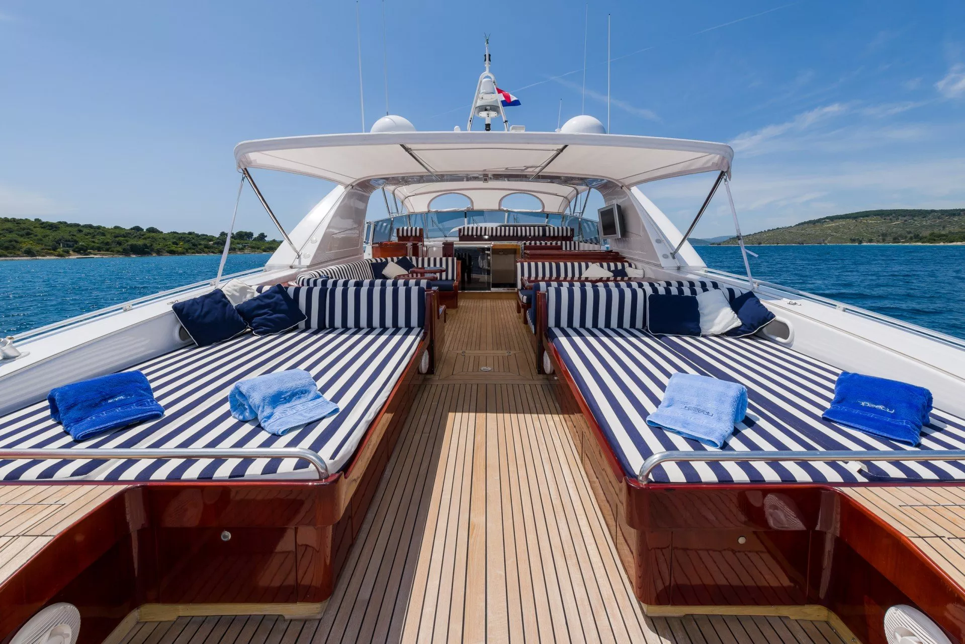 https://dev-api.arconyachts.com/storage/media/30096/conversions/348_4037684714-optimize.webp