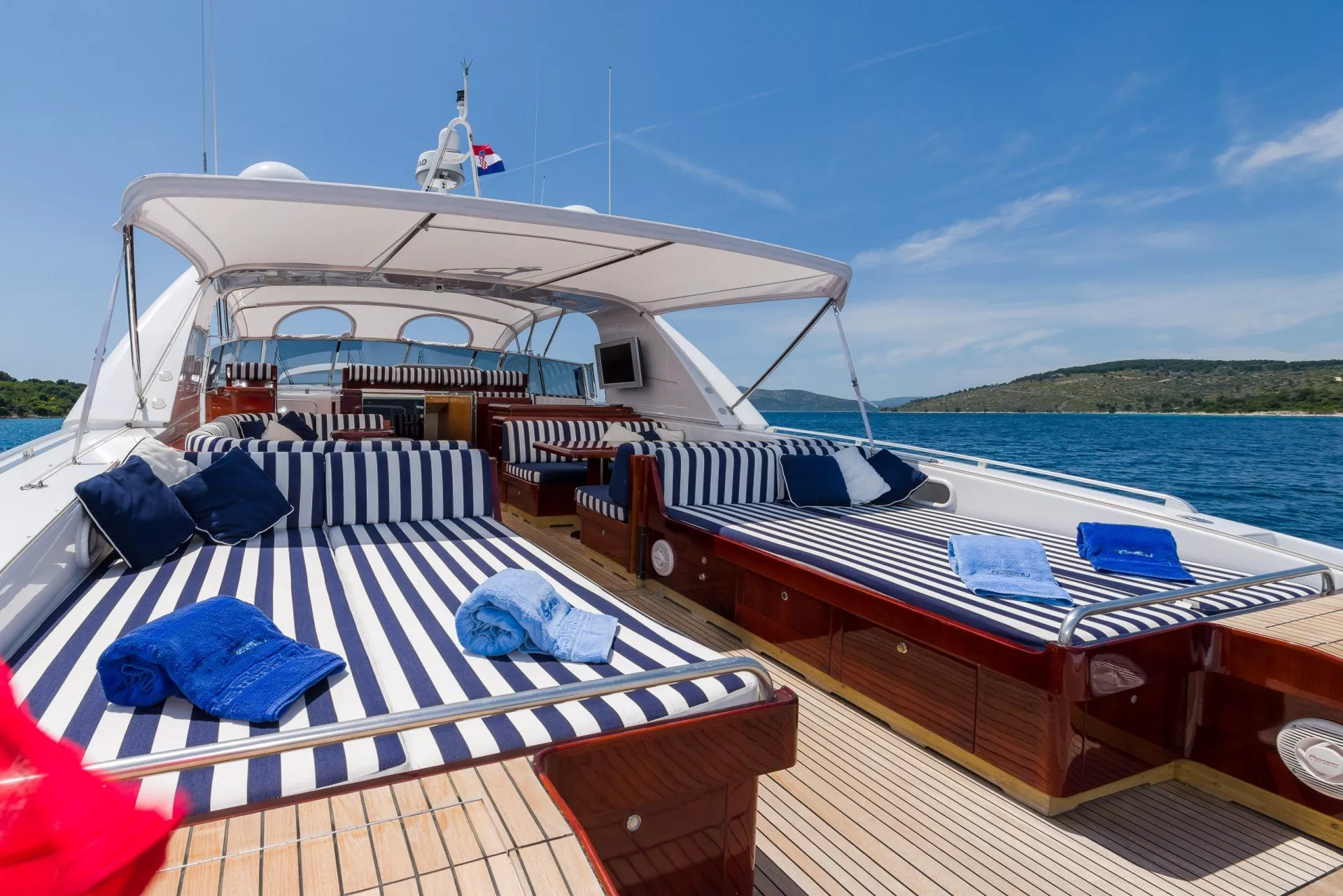 https://dev-api.arconyachts.com/storage/media/30097/conversions/348_1811367816-optimize.webp
