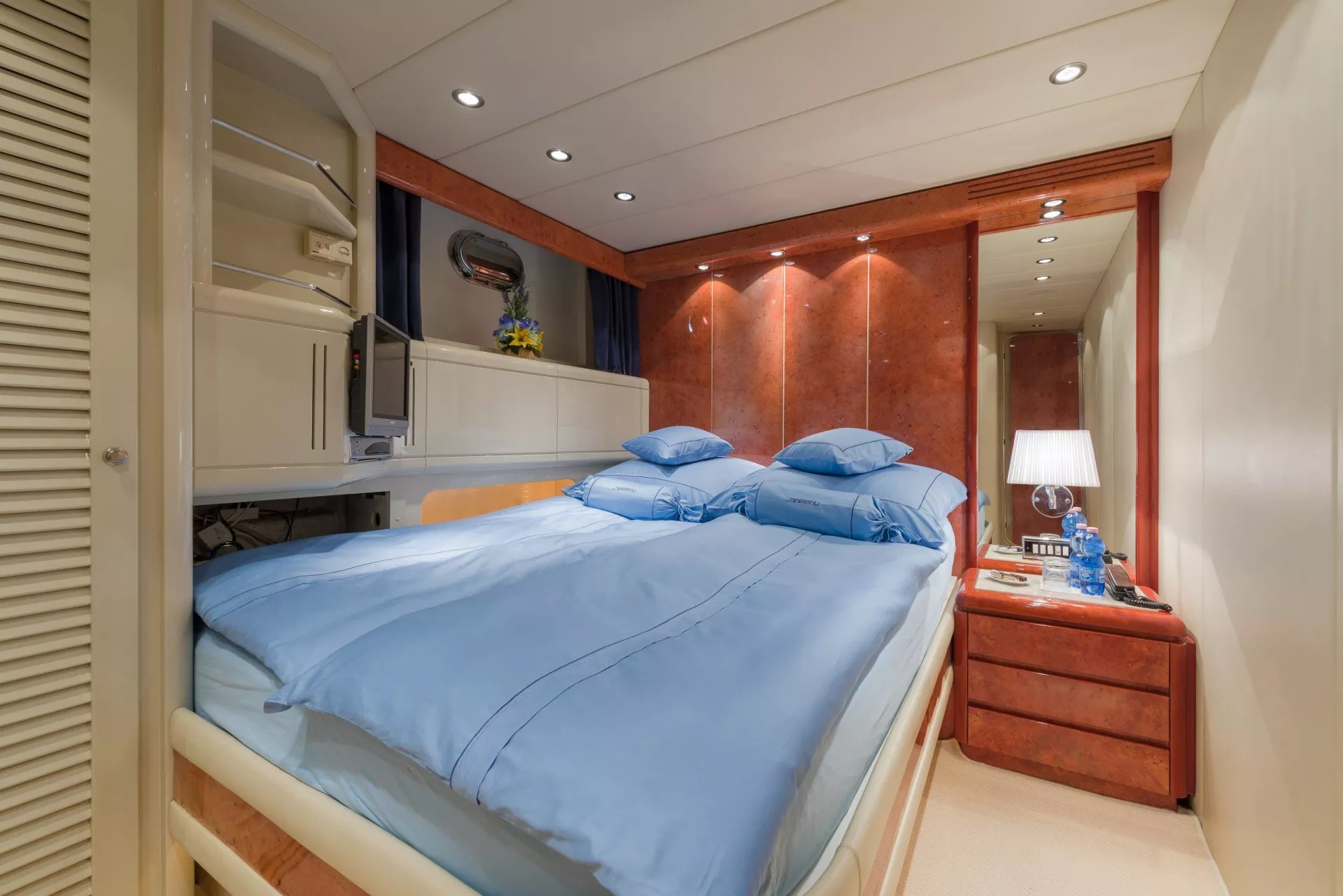 https://dev-api.arconyachts.com/storage/media/30099/conversions/348_0408939020-optimize.webp
