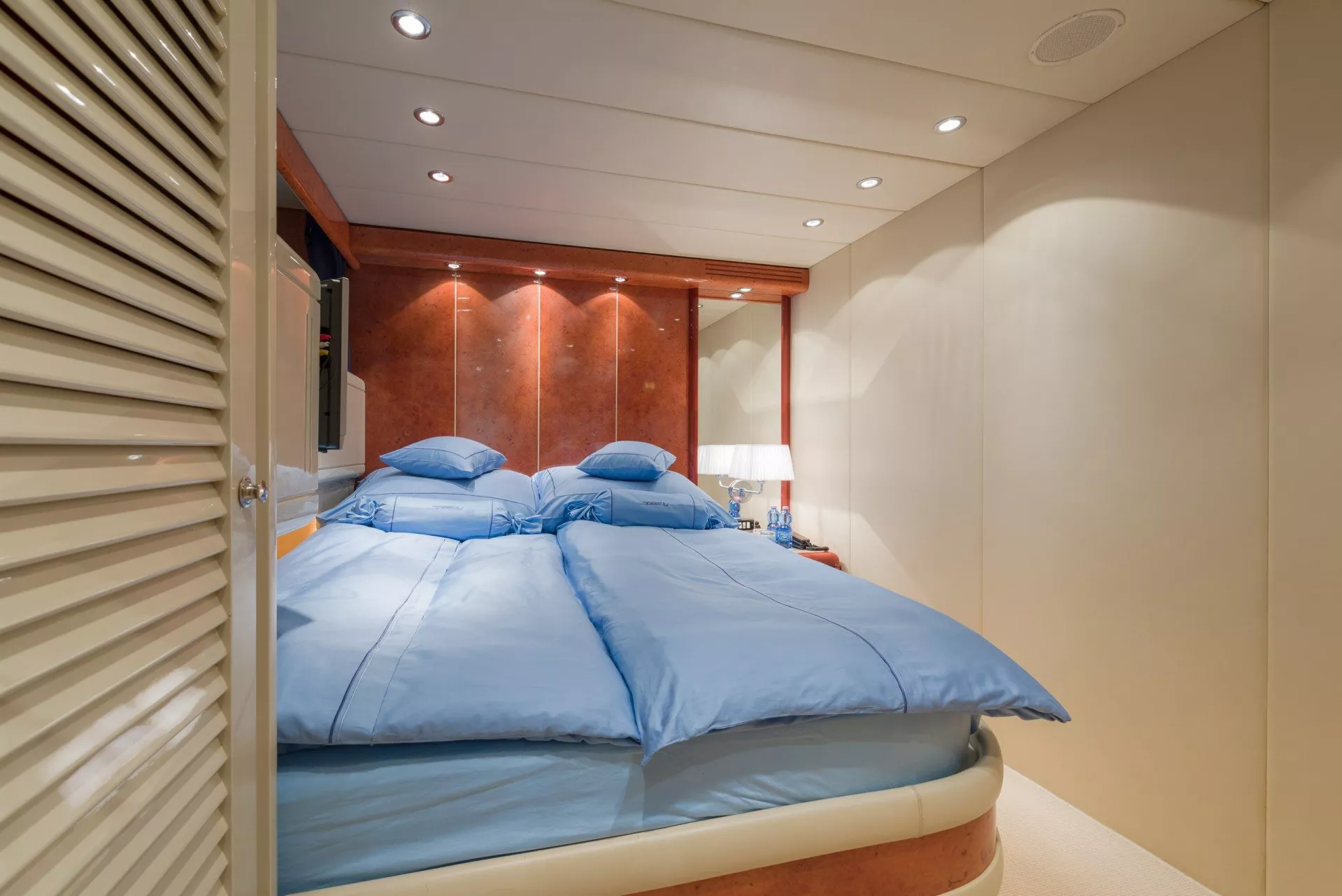 https://dev-api.arconyachts.com/storage/media/30100/conversions/348_4514390144-optimize.webp