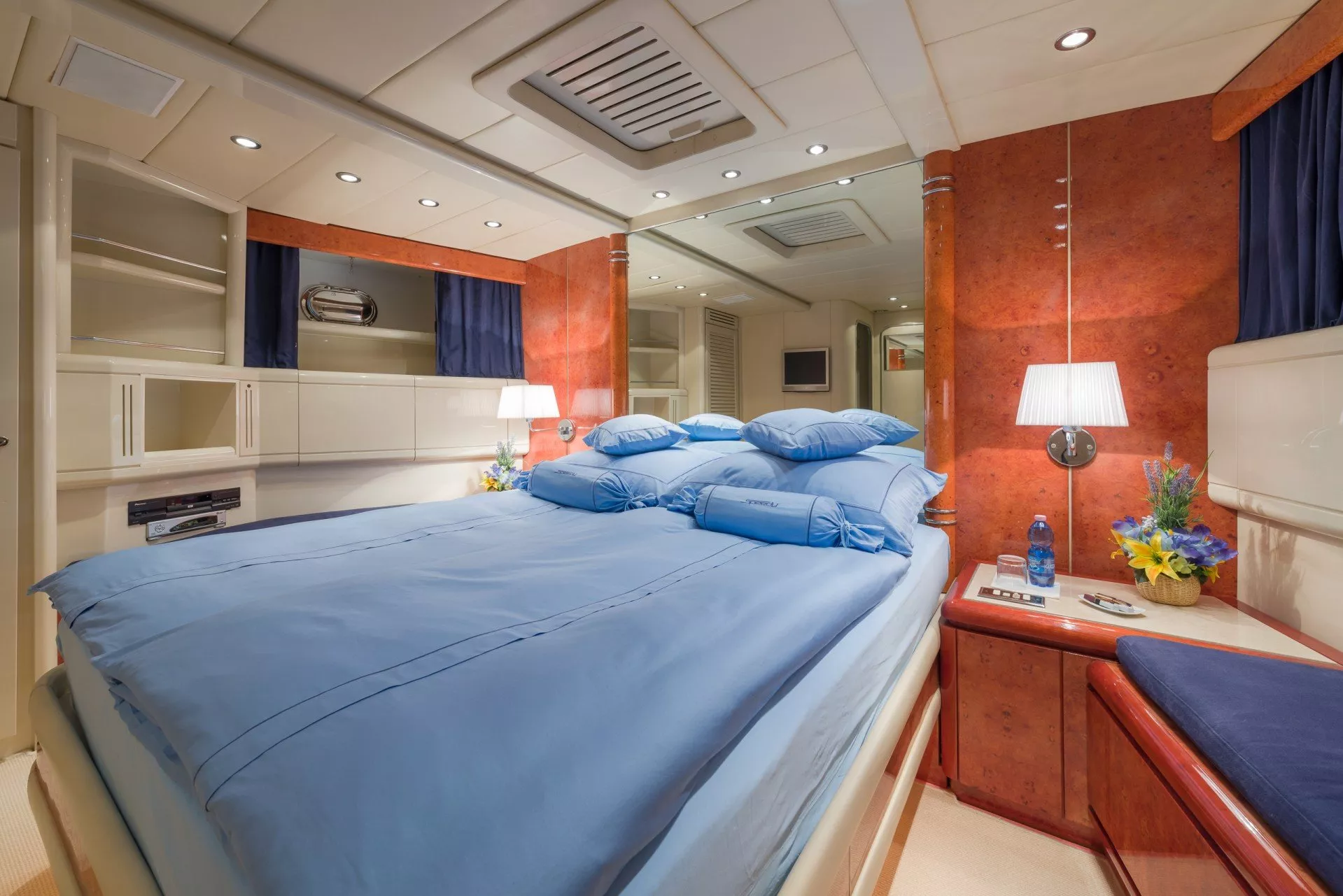https://dev-api.arconyachts.com/storage/media/30101/conversions/348_8549040480-optimize.webp