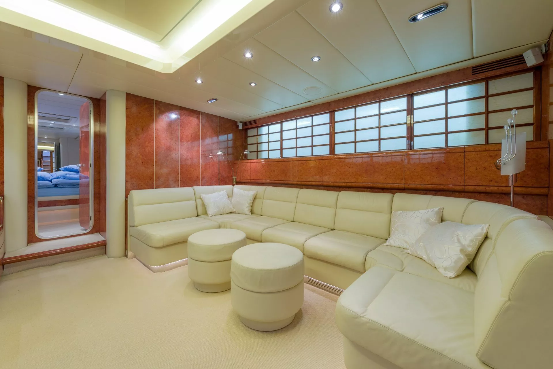 https://dev-api.arconyachts.com/storage/media/30104/conversions/348_4763774533-optimize.webp
