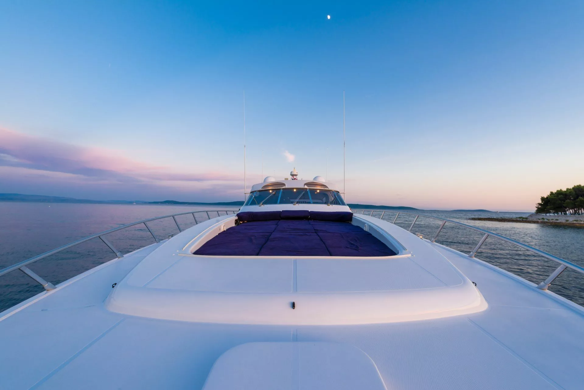https://dev-api.arconyachts.com/storage/media/30108/conversions/348_9657953643-optimize.webp