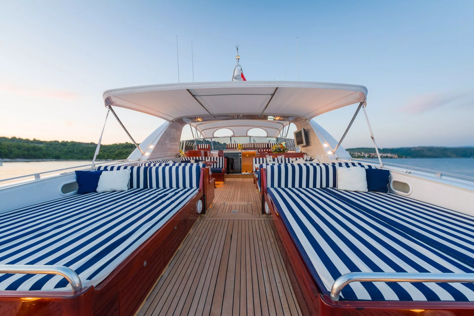 https://dev-api.arconyachts.com/storage/media/30109/conversions/348_1307598895-optimize.webp