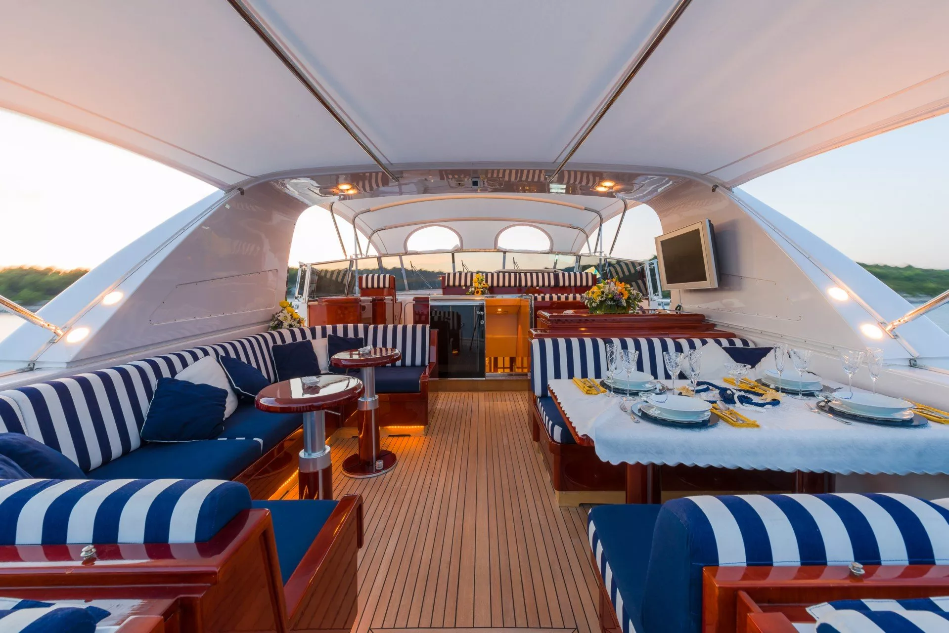 https://dev-api.arconyachts.com/storage/media/30111/conversions/348_4562407821-optimize.webp