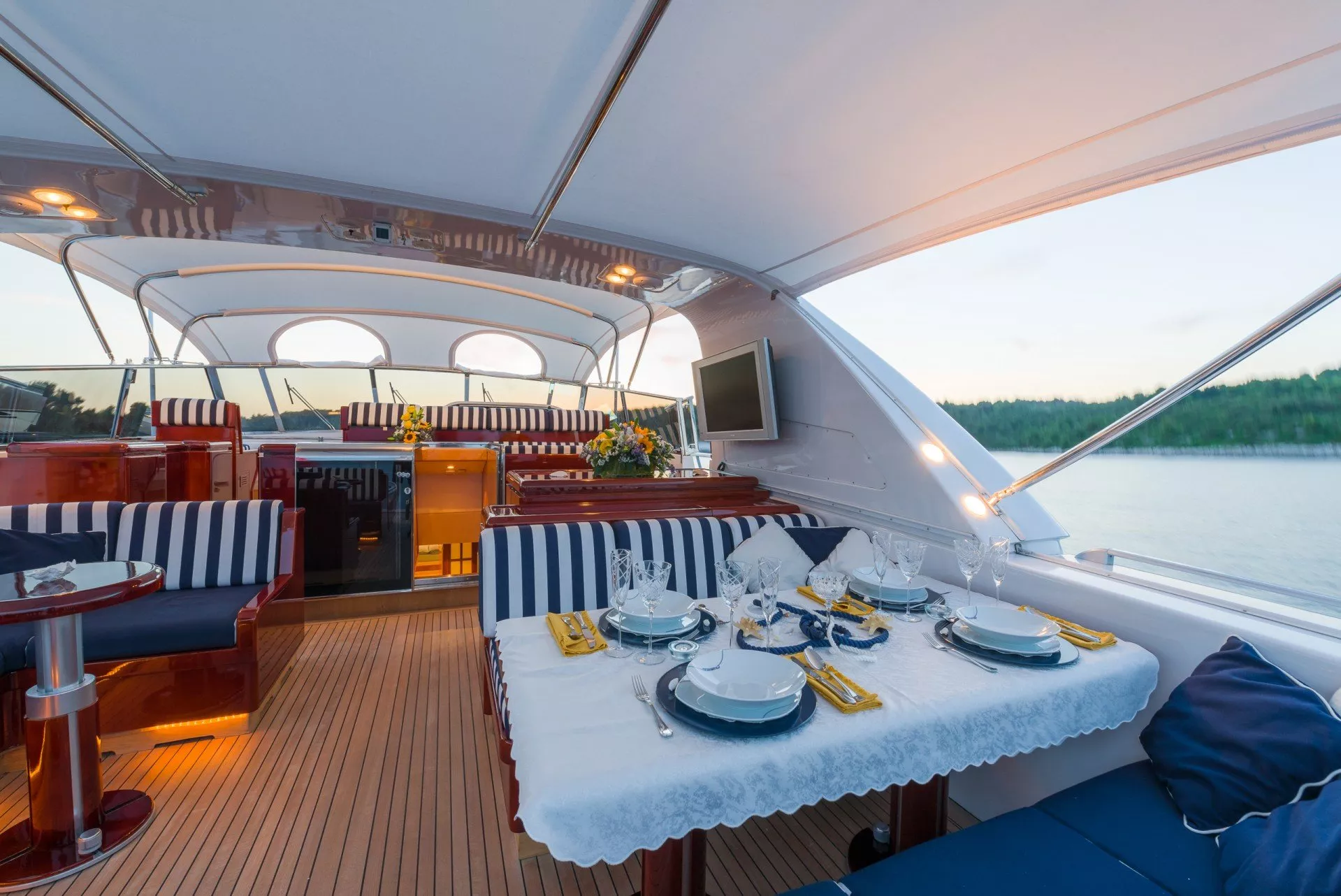 https://dev-api.arconyachts.com/storage/media/30112/conversions/348_7159718582-optimize.webp