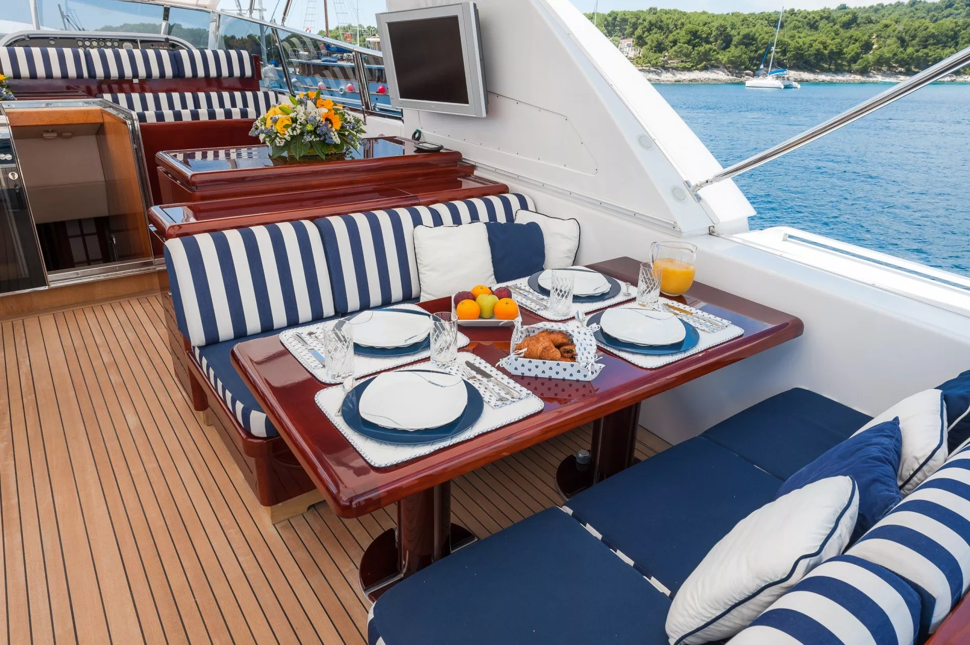 https://dev-api.arconyachts.com/storage/media/30117/conversions/348_7892626640-optimize.webp
