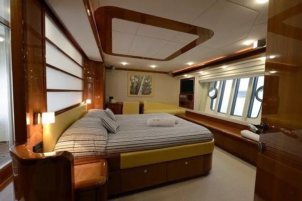 https://dev-api.arconyachts.com/storage/media/30126/conversions/347_0675790913-optimize.webp