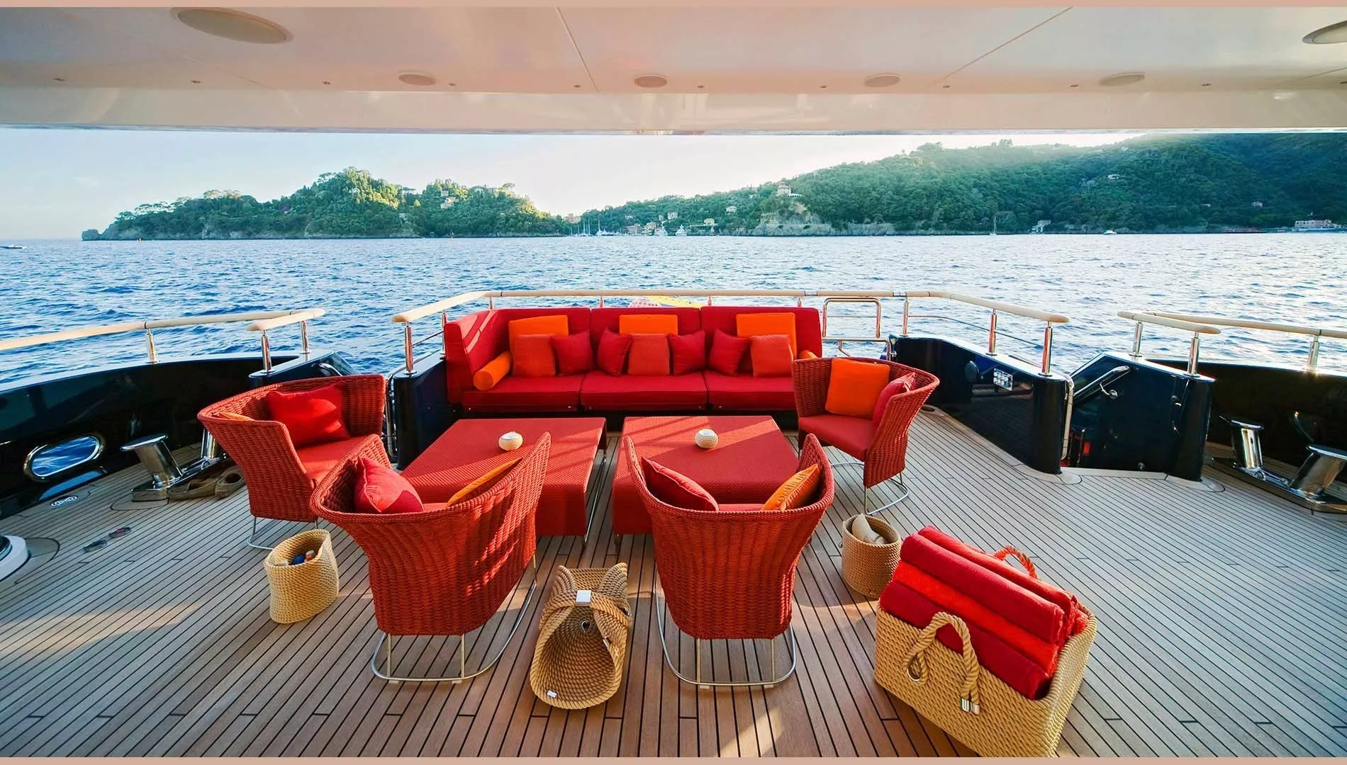 https://dev-api.arconyachts.com/storage/media/30142/conversions/85_5734353313-optimize.webp