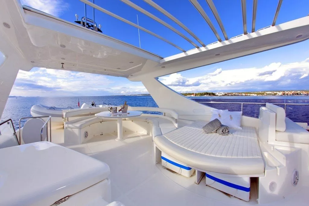 https://dev-api.arconyachts.com/storage/media/30201/conversions/343_5361402888-optimize.webp