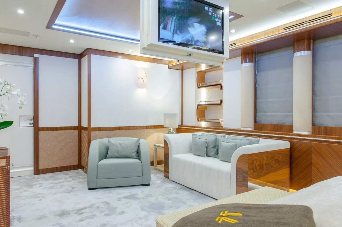 https://dev-api.arconyachts.com/storage/media/30331/conversions/87_0703641353-optimize.webp