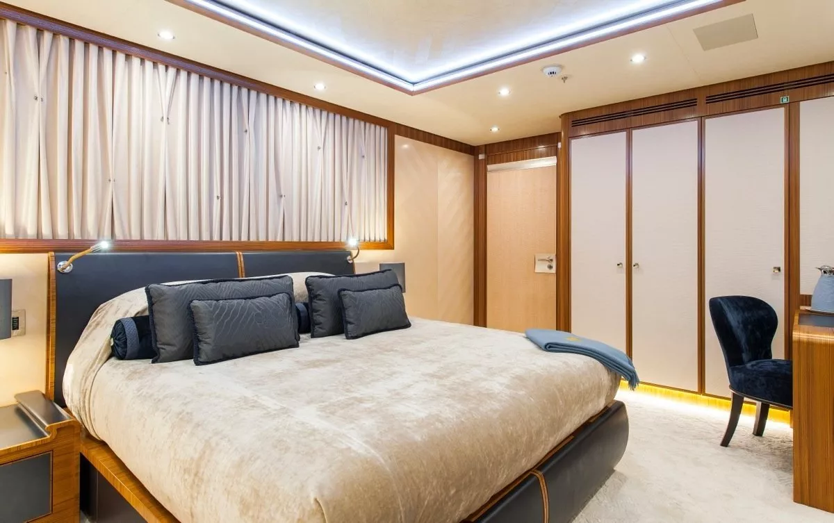 https://dev-api.arconyachts.com/storage/media/30334/conversions/87_5573224052-optimize.webp