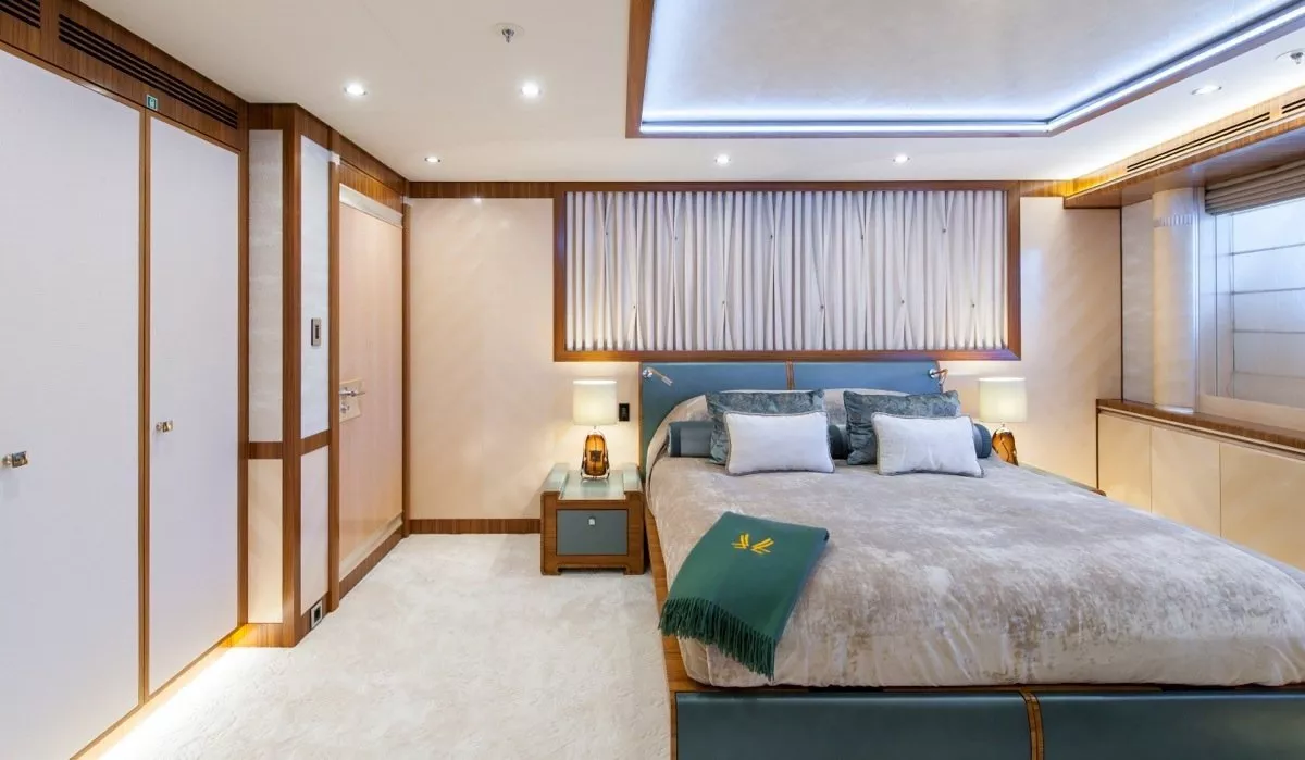 https://dev-api.arconyachts.com/storage/media/30341/conversions/87_9963785446-optimize.webp