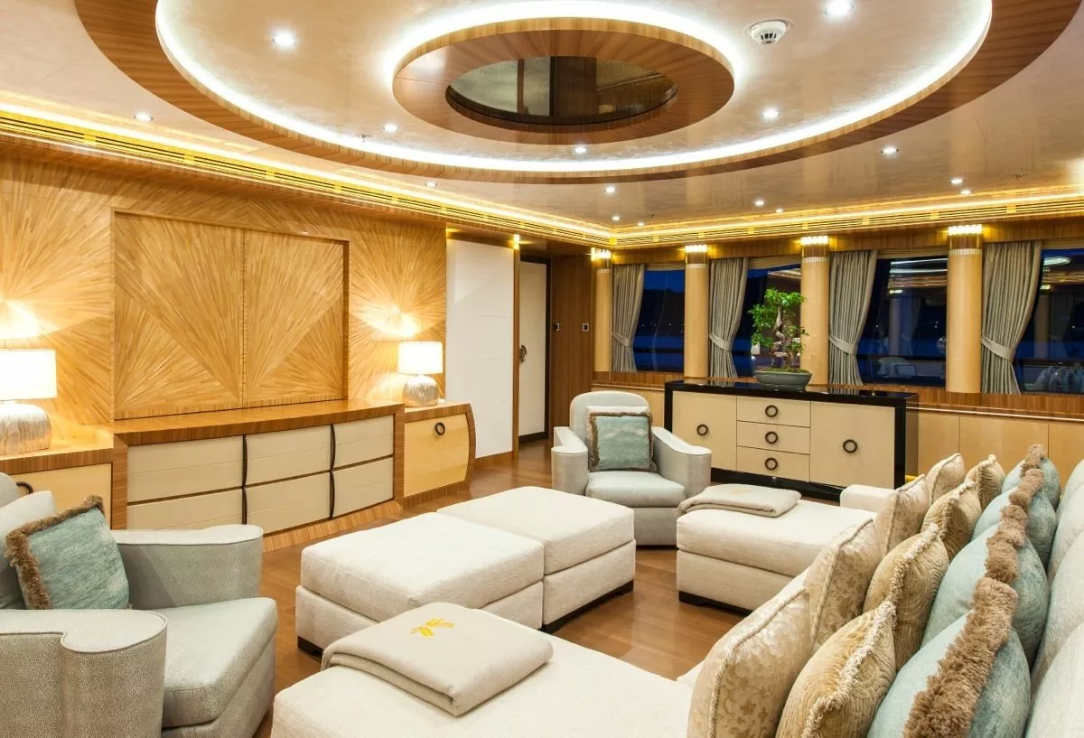 https://dev-api.arconyachts.com/storage/media/30362/conversions/87_2857371983-optimize.webp