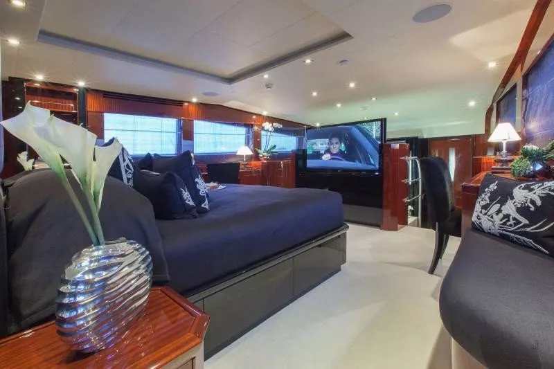 https://dev-api.arconyachts.com/storage/media/30408/conversions/330_5190786037-optimize.webp