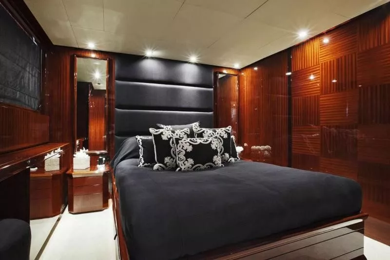 https://dev-api.arconyachts.com/storage/media/30409/conversions/330_1155289426-optimize.webp