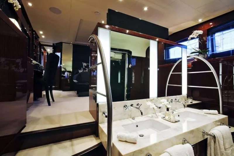 https://dev-api.arconyachts.com/storage/media/30410/conversions/330_8236167132-optimize.webp
