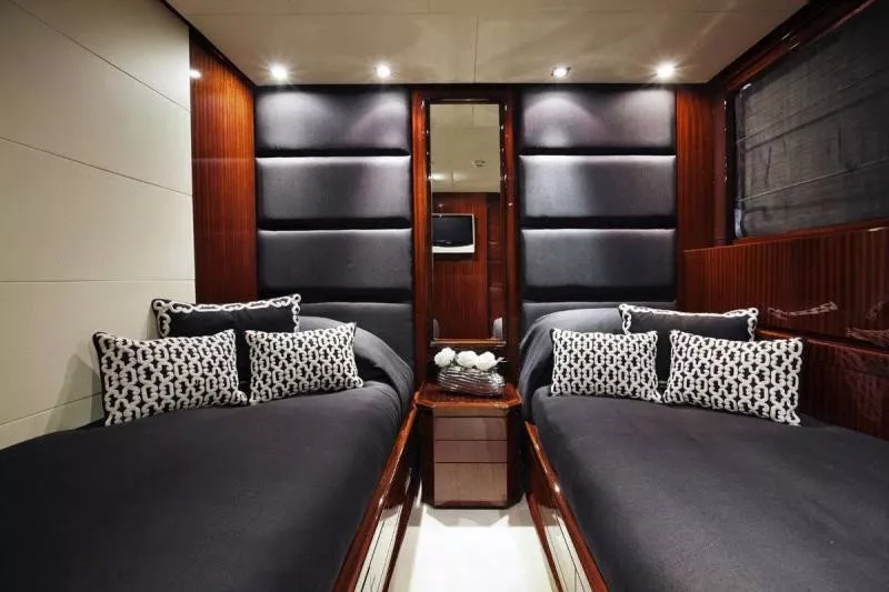https://dev-api.arconyachts.com/storage/media/30411/conversions/330_3847576209-optimize.webp