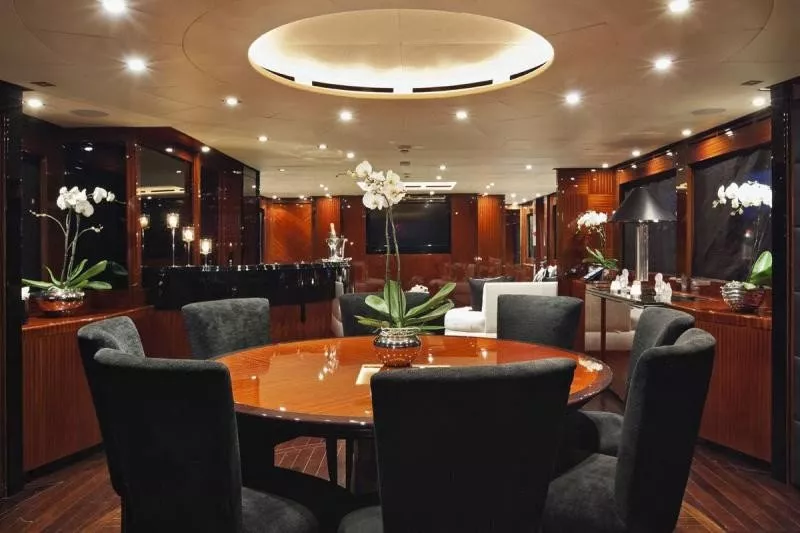 https://dev-api.arconyachts.com/storage/media/30414/conversions/330_9655049925-optimize.webp