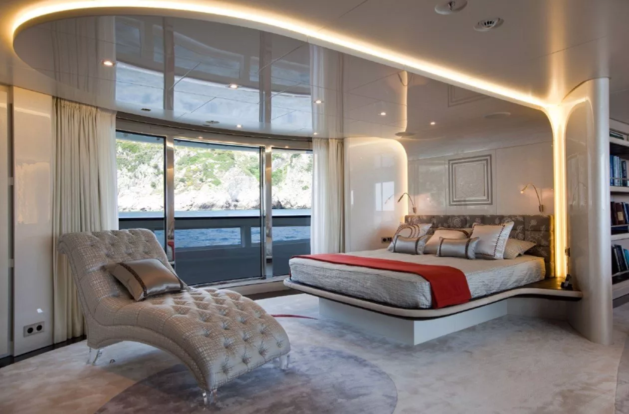 https://dev-api.arconyachts.com/storage/media/30426/conversions/328_2256071065-optimize.webp