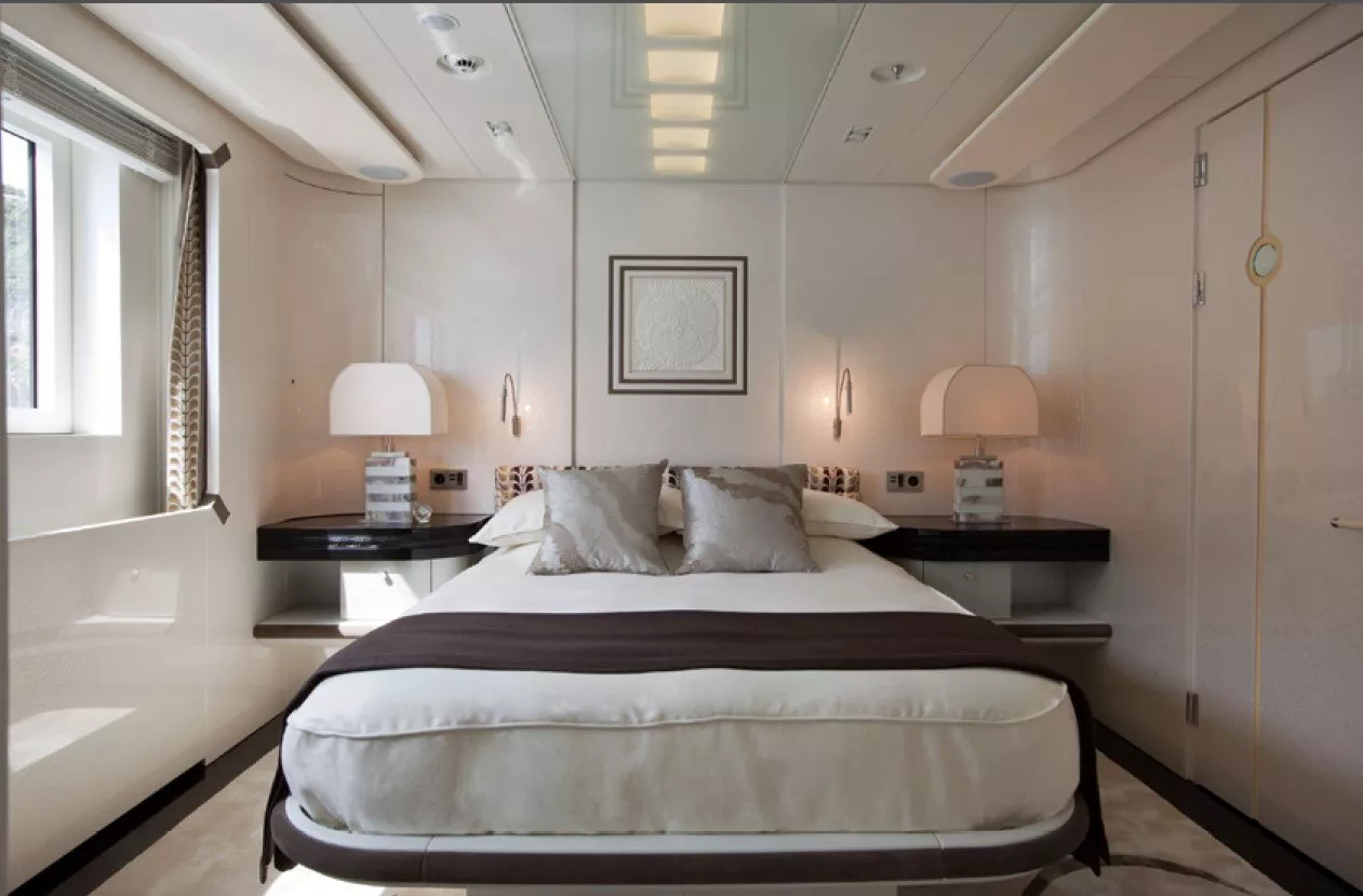 https://dev-api.arconyachts.com/storage/media/30429/conversions/328_4079672678-optimize.webp