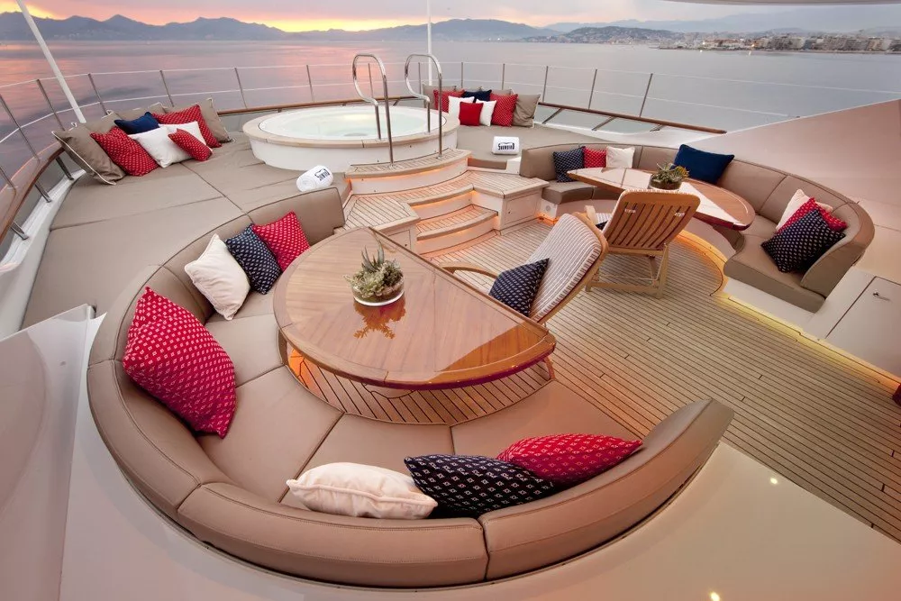 https://dev-api.arconyachts.com/storage/media/30466/conversions/325_5411962913-optimize.webp