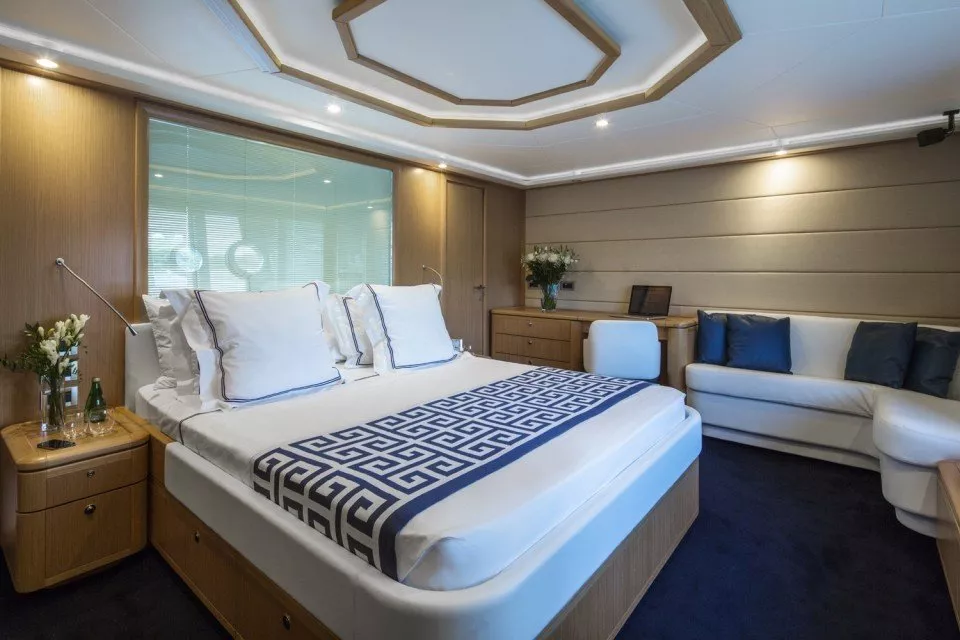 https://dev-api.arconyachts.com/storage/media/30520/conversions/321_7498767056-optimize.webp