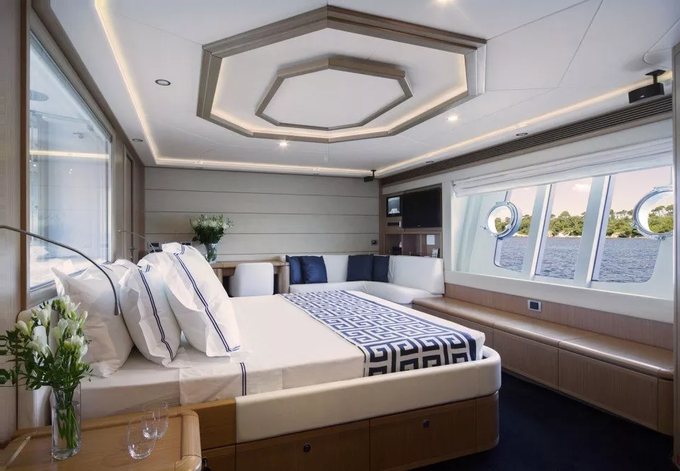 https://dev-api.arconyachts.com/storage/media/30521/conversions/321_0605598837-optimize.webp