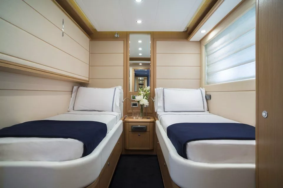 https://dev-api.arconyachts.com/storage/media/30525/conversions/321_5883945863-optimize.webp