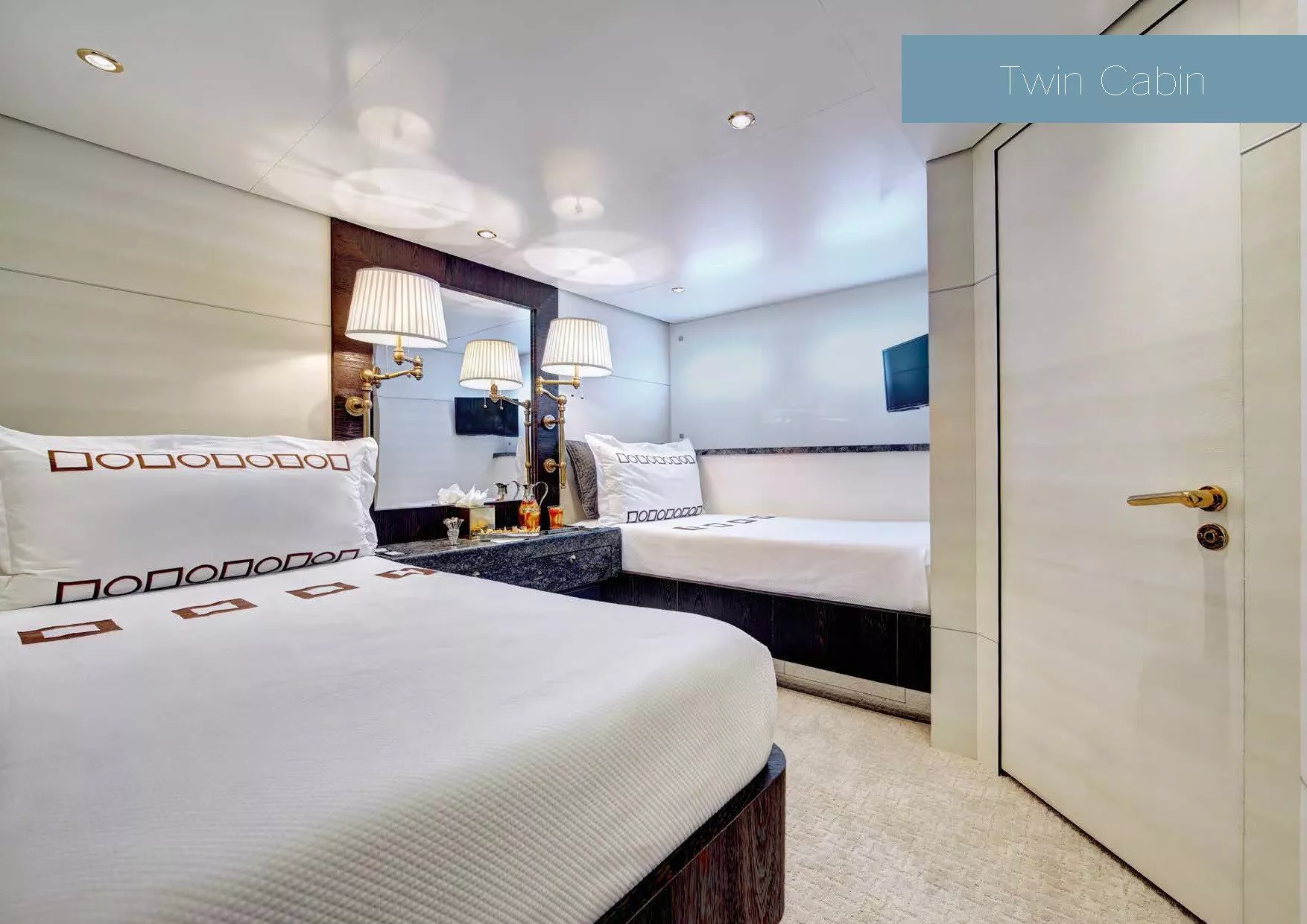 https://dev-api.arconyachts.com/storage/media/30574/conversions/317_2827196792-optimize.webp