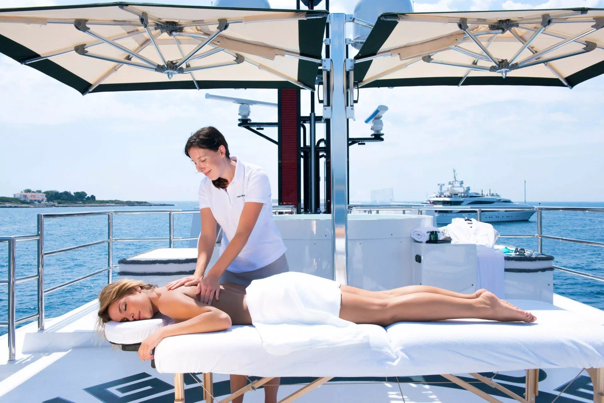 https://dev-api.arconyachts.com/storage/media/30579/conversions/317_0056849839-optimize.webp