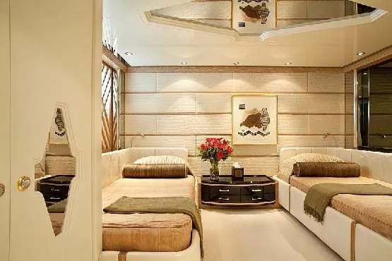https://dev-api.arconyachts.com/storage/media/30600/conversions/316_9519421596-optimize.webp