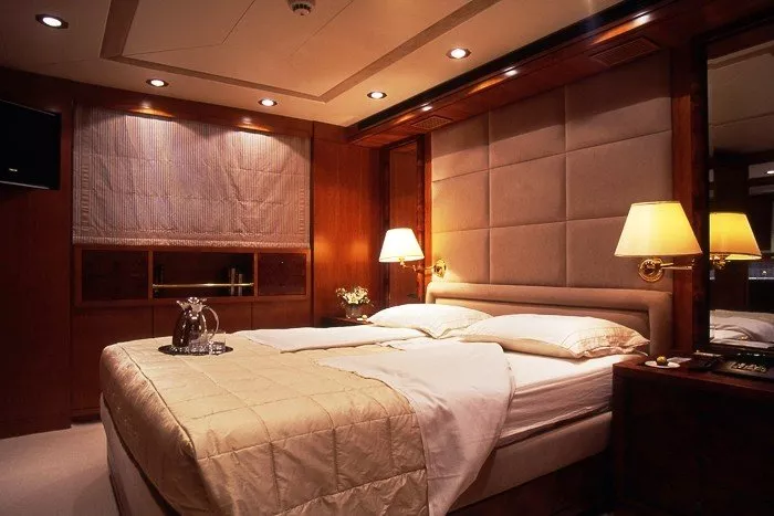 https://dev-api.arconyachts.com/storage/media/30630/conversions/314_6076520644-optimize.webp