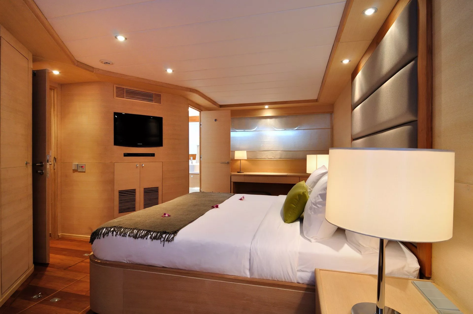 https://dev-api.arconyachts.com/storage/media/30645/conversions/313_2622962112-optimize.webp
