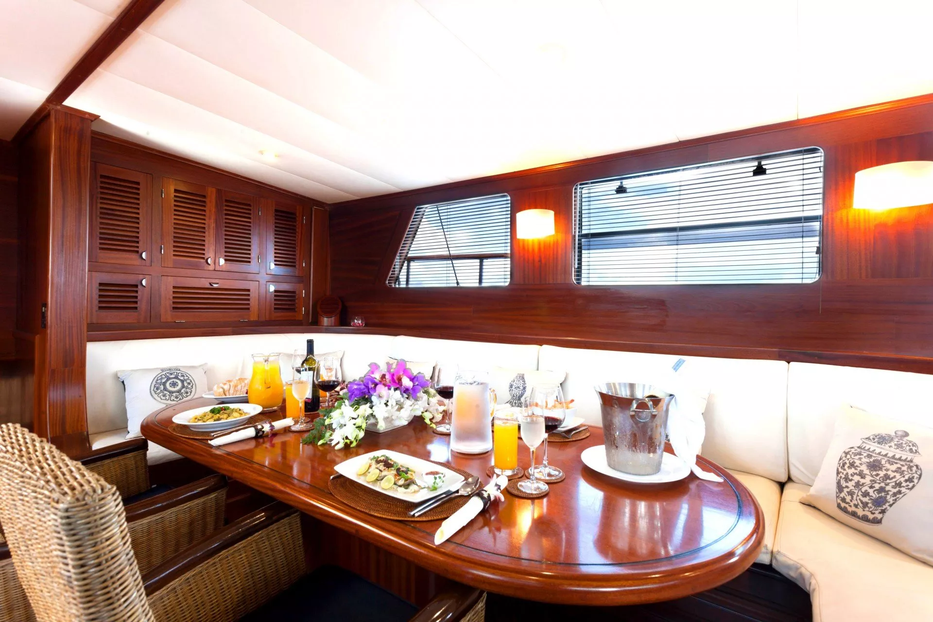 https://dev-api.arconyachts.com/storage/media/30660/conversions/140_5161754226-optimize.webp