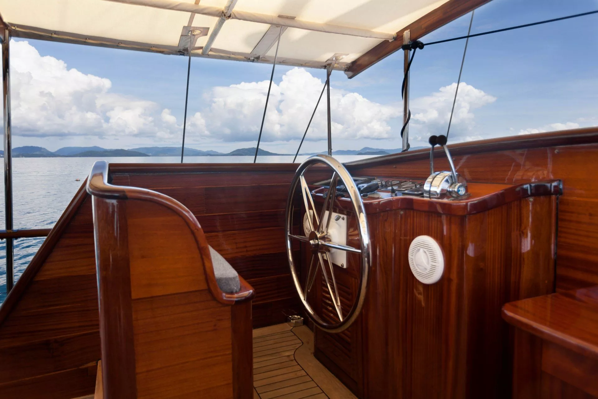 https://dev-api.arconyachts.com/storage/media/30662/conversions/140_7482984118-optimize.webp