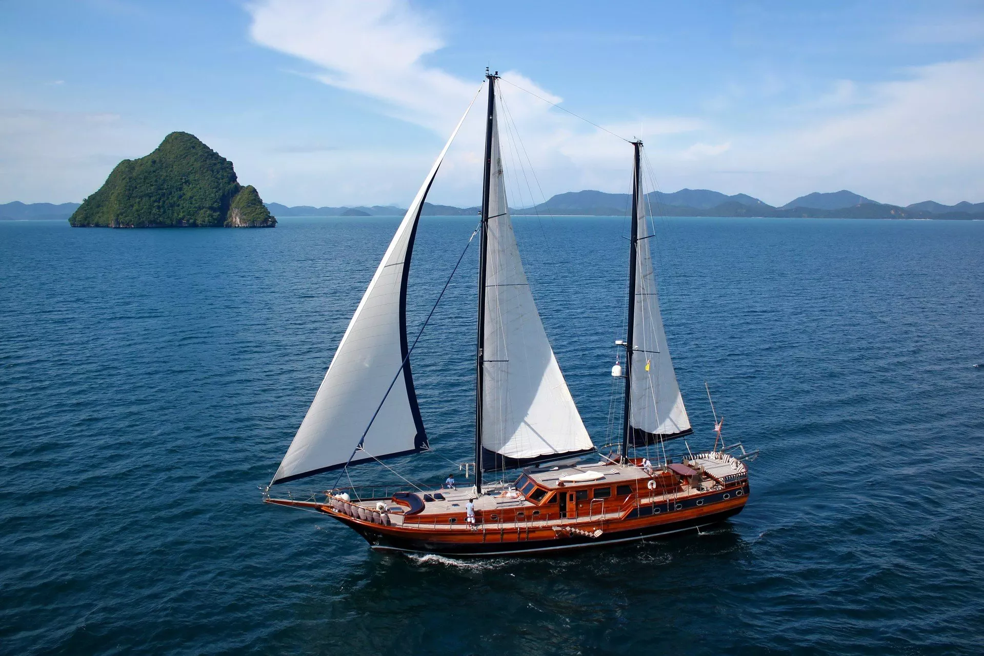 https://dev-api.arconyachts.com/storage/media/30667/conversions/140_6253607749-optimize.webp