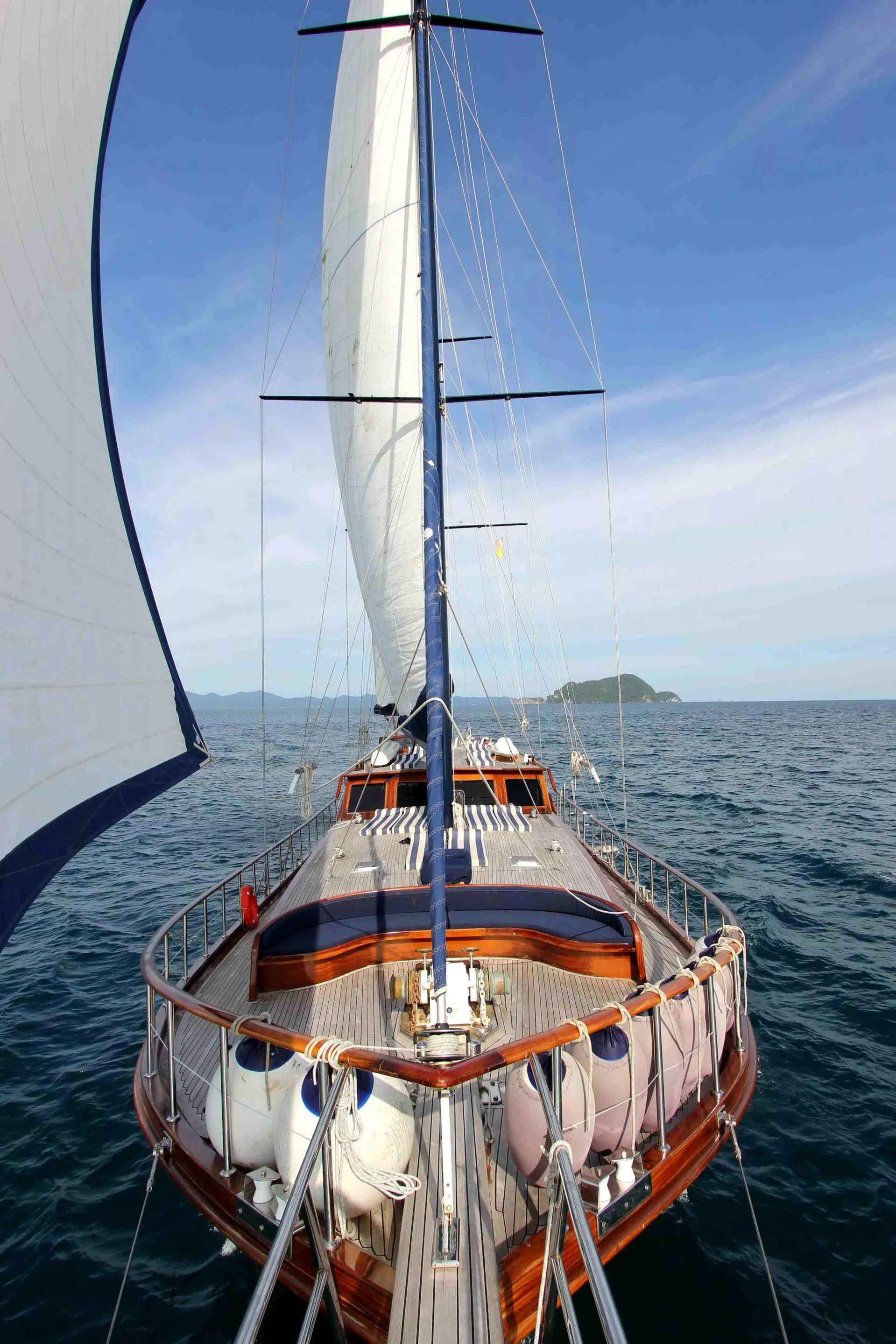 https://dev-api.arconyachts.com/storage/media/30669/conversions/140_2142436323-optimize.webp